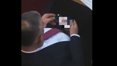 Diputado serbio renuncia por haber mirado pornografía durante sesión parlamentaria