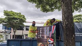 Policía Municipal retira publicidad invasora de aceras y árboles de San José