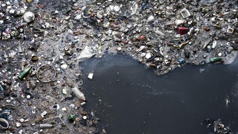 La Gran Mancha de Basura del Pacífico, un inmenso parche de desechos plásticos en el océano producto de la contaminación e impacto del ser humano.