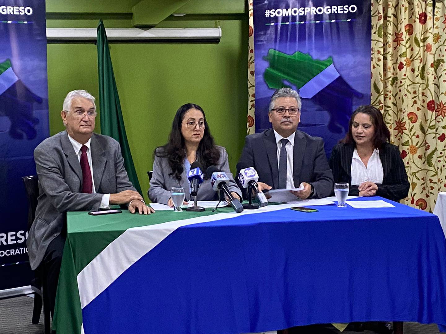 Luz Mary Alpízar dirigió la conferencia en que se anunció la expulsión de 9 diputados del partido Progreso Social Democrático.