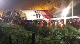 Avión se parte en dos al aterrizar en India y hay al menos 17 muertos