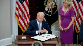 Biden promulga la primera ley sobre control de armas en décadas