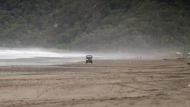 Cuerpo de hombre aparece flotando en playa Dominical