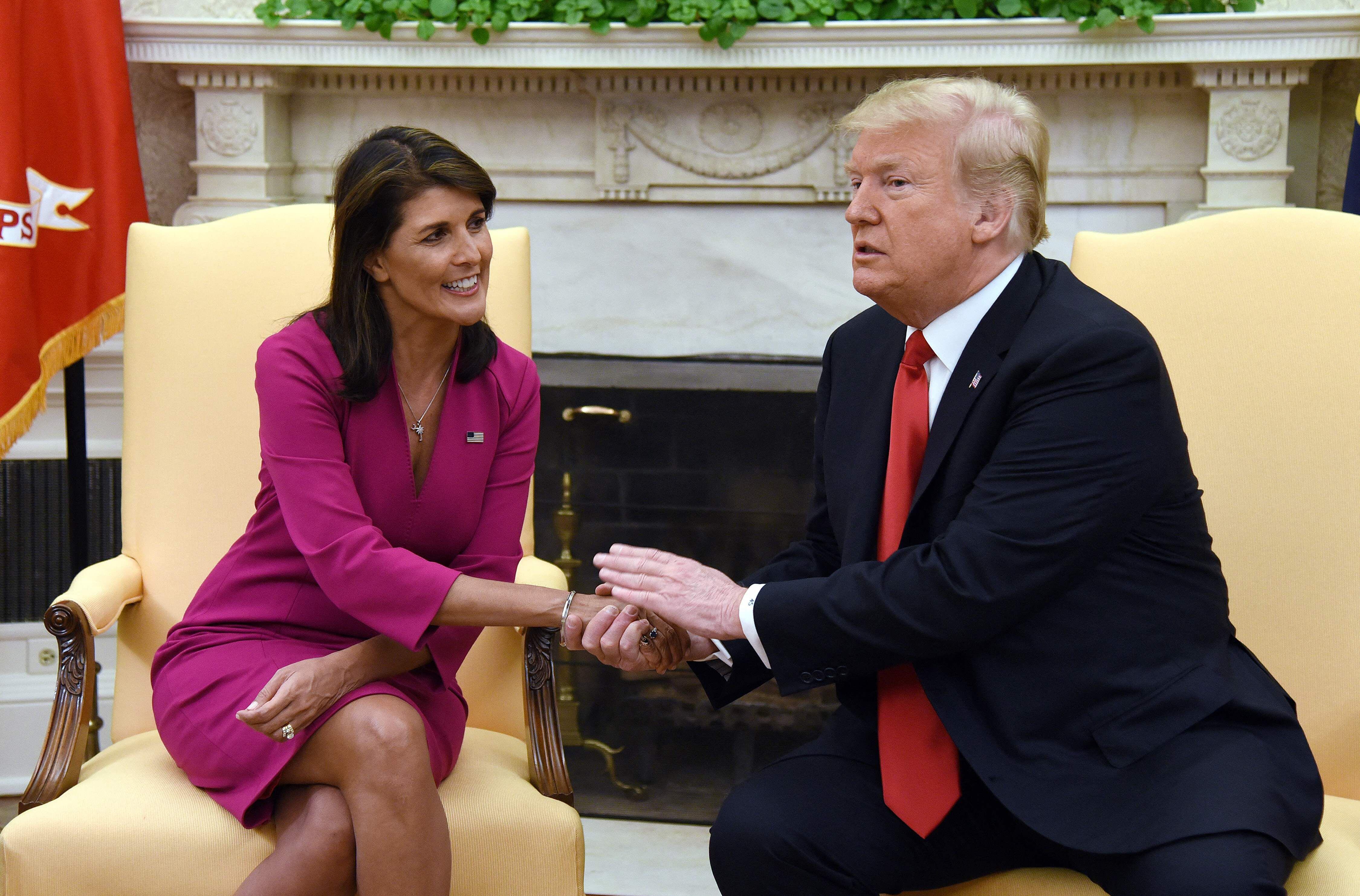 El presidente estadounidense Donald Trump le da la mano a Nikki Haley, entonces embajadora de Estados Unidos ante las Naciones Unidas, en la Oficina Oval de la Casa Blanca.  
