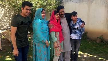 Malala visita su pueblo natal en Pakistán por primera vez en seis años