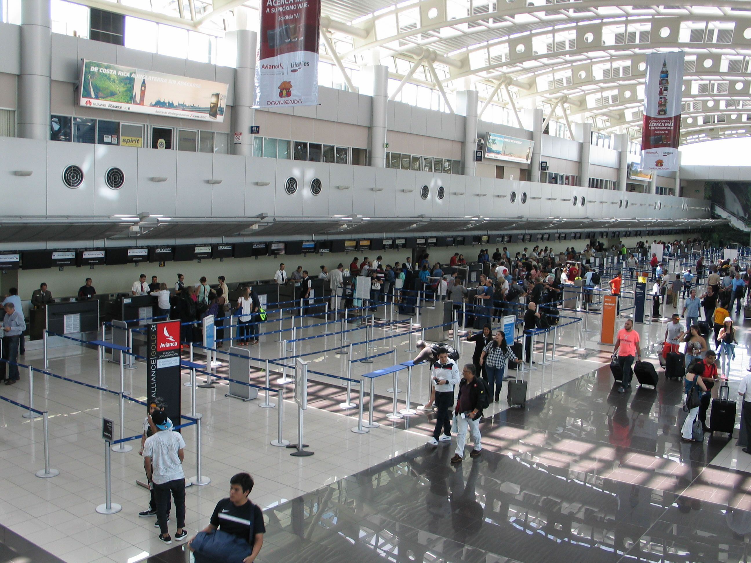 Terminal del Aeropuerto Juan Santamaría, por donde ingresan a Costa Rica casi todas las personas procedentes del exterior. 