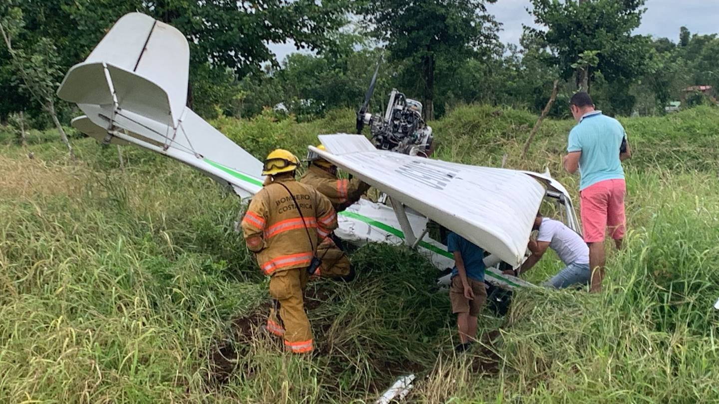 El avión ultraligero se destruyó al hacer contacto con tierra en un potrero de Guápiles. Foto: Reiner Montero