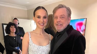 ¡Luke Skywalker conoció a su madre!: Natalie Portman y Mark Hamill juntos en los Globos de Oro