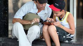 Los cubanos estrenan entusiasmados sus nuevos espacios wifi en zonas públicas