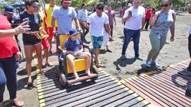 Personas en silla de ruedas ya pueden disfrutar del mar en Jacó gracias a pasarela de plástico reciclado 