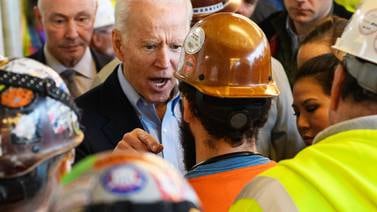 Eres un ‘mentiroso de mierda’, dice Biden a un obrero en Michigan