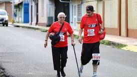 Doña Julieta, la fiebre manuda de 78 años que camina con bastón fue de las más aplaudidas en la Liga Run