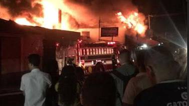 Bomberos atiende voraz incendio en el centro de Naranjo