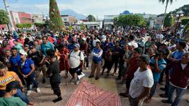 Policía guatemalteca retiene caravana de migrantes que salió de Honduras rumbo a Estados Unidos