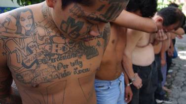 Salvadoreños están acorralados entre el narco y las pandillas