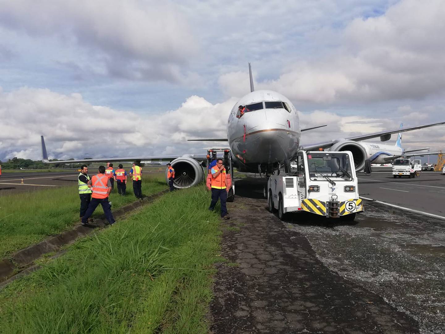 Solo daños materiales ocurrieron luego de que la llanta derecha del avión quedó atascada. Foto. Shirley Vásquez.