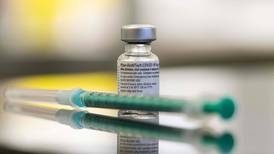 Regulador europeo aprueba uso de vacuna de Pfizer en adolescentes