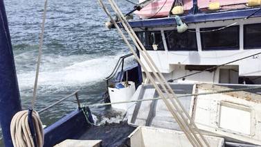 Pesquero con 20 turistas choca con restos de barco
