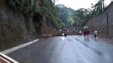 Carretera hacia Limón cerrada por derrumbe e intensas lluvias 