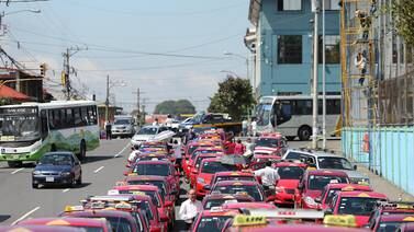 Taxistas piden cuentas a Gobierno sobre acciones contra transporte ilegal