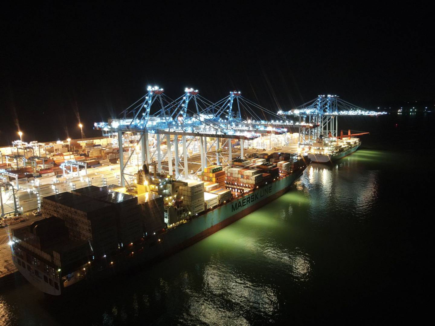 El Maersk Karachi, de la naviera Maersk, es el segundo barco de mayor tamaño que llega a la Terminal de Contenedores de Moín. Transporta 6.690 contenedores. Foto: Cortesia APM Terminals