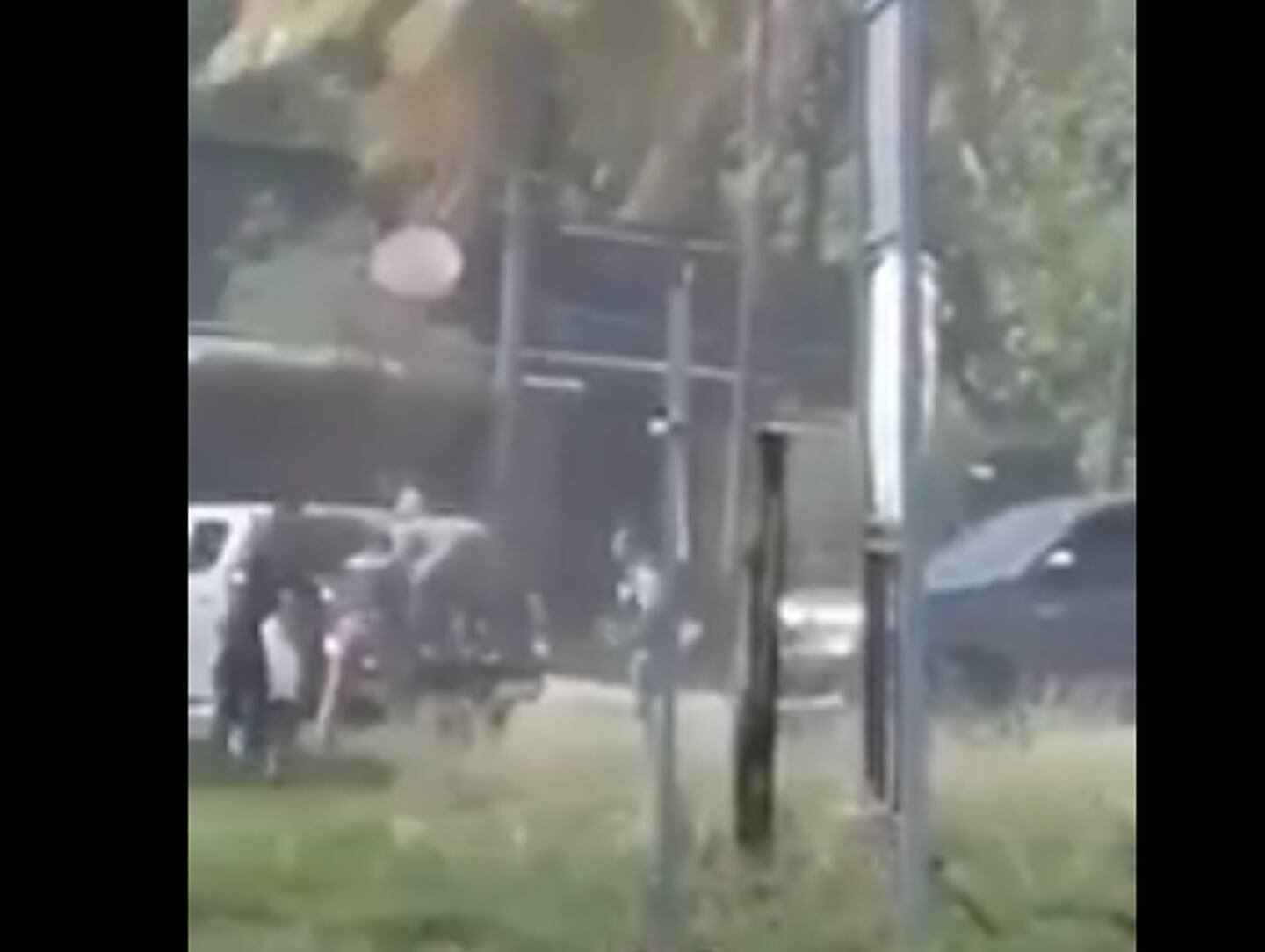 Los compañeros del agente judicial herido lo montaron rápidamente al carro y lo llevaron al Hospital La Anexión. Foto: Cortesía Guana/Noticias.
