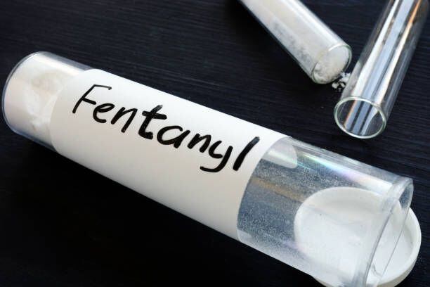 En 2023, Estados Unidos registró más de 100.000 muertes relacionadas con drogas, principalmente por opioides sintéticos como el fentanilo.
