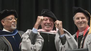 Universidad de Berklee otorgó doctorado ‘honoris causa’ a Julio Iglesias
