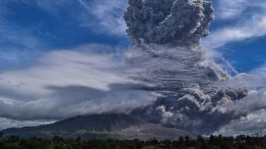 Volcán indonesio Sinabung hizo erupción que alcanzó 5.000 metros de altura