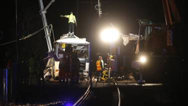 Cuatro muertos luego de colisión entre un tren y un autobús escolar en Francia