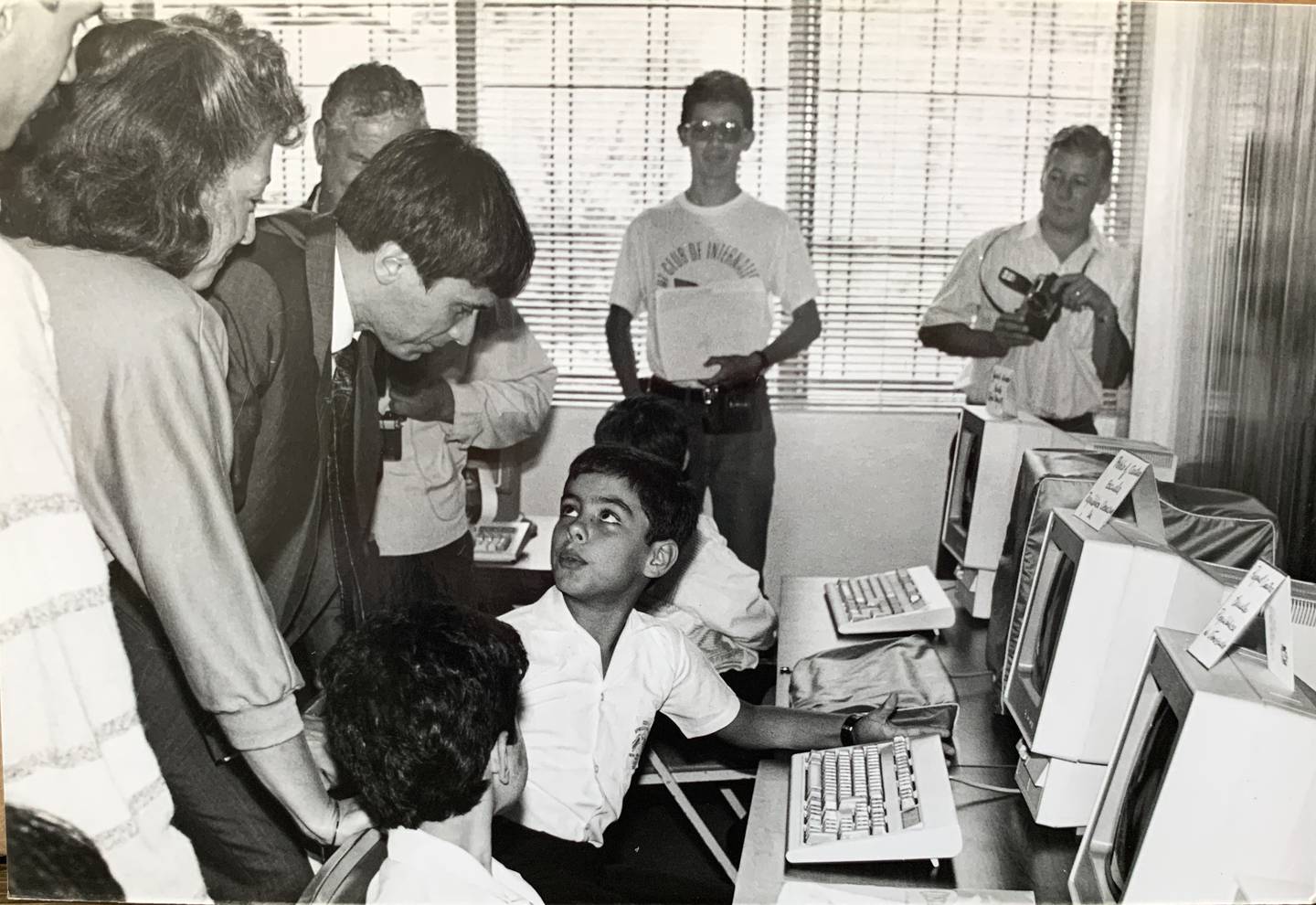 Visita del astronauta Franklin Chang a la Fundación Omar Dengo FOD ubicada en Barrio Francisco Peralta el 09 de marzo de 1990. El estudiante escolar Rafael J. Fotografía Manuel Vega.