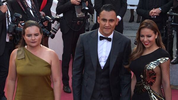 Keylor Navas y su esposa Andrea Salas y la directora Dinga Haines (izquierda) en la alfombra roja de la edición 71 de Cannes. El 13 de mayo la película 'Hombre de fe', fue exhibida en el prestigioso festival. AFP