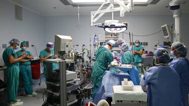 Salud declara escasez de médicos en siete especialidades y permitiría a CCSS traer extranjeros