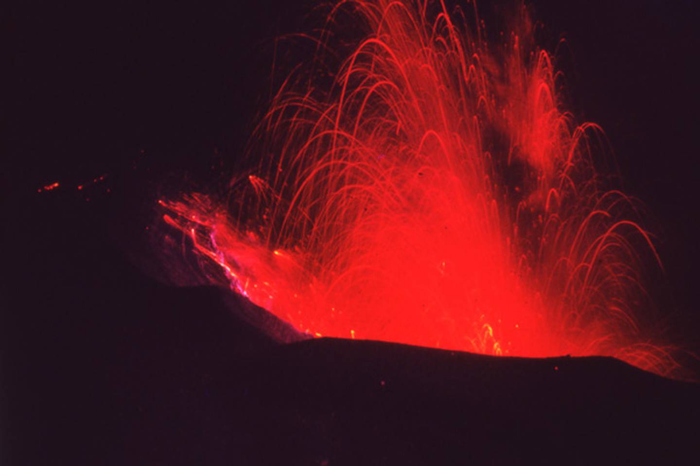 Desde unos 35 kilómetros de profundidad,  el magma del Irazú llegó a  la superficie en 1963. Foto: