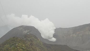 Volcán Turrialba lanzó material durante más de media hora este sábado
