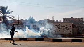 Policía lanza gases lacrimógenos en protestas antimilitares en Sudán