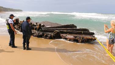 Restos de barco a la deriva desde hace 60 años hallados en playa limonense 
