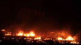 Más de 500 casas potencialmente arrasadas por incendio forestal en EE. UU.