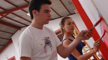 Adolescentes pintan para ayudar a más necesitados