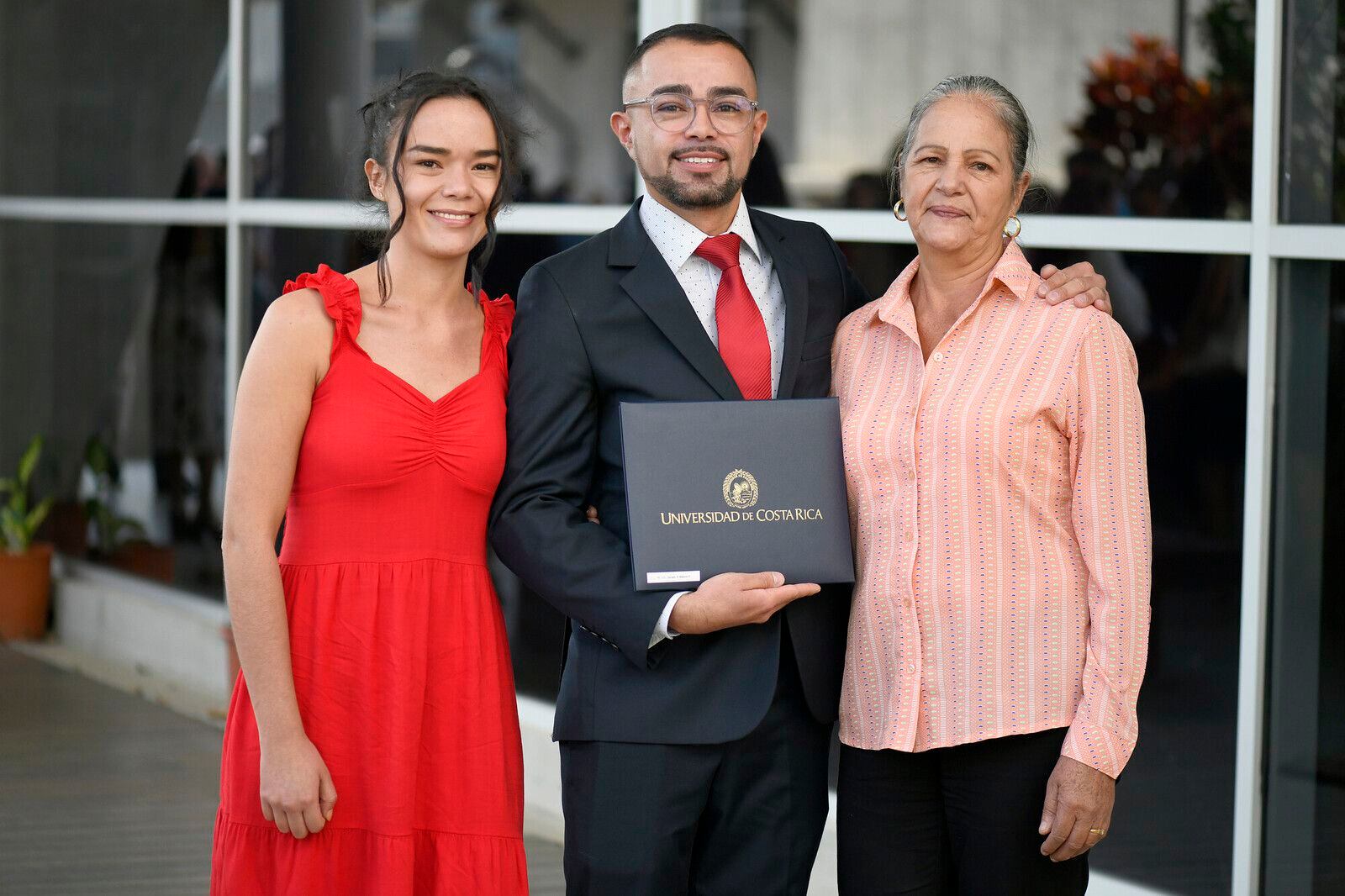 Sergio Blanco Fallas, nuevo licenciado en Histocitotecnología, junto a su mamá, Julita Fallas, y su hermana Adriana Blanco.
