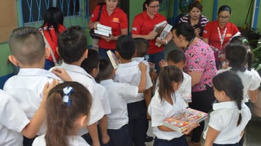 Cientos de estudiantes recibieron donación de libros 