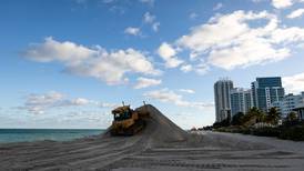 Decenas de camiones vierten arena en playas de Miami Beach erosionadas por el cambio climático