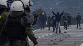 Habitantes de isla griega de Lesbos protestan por construcción de nuevos campamentos para migrantes