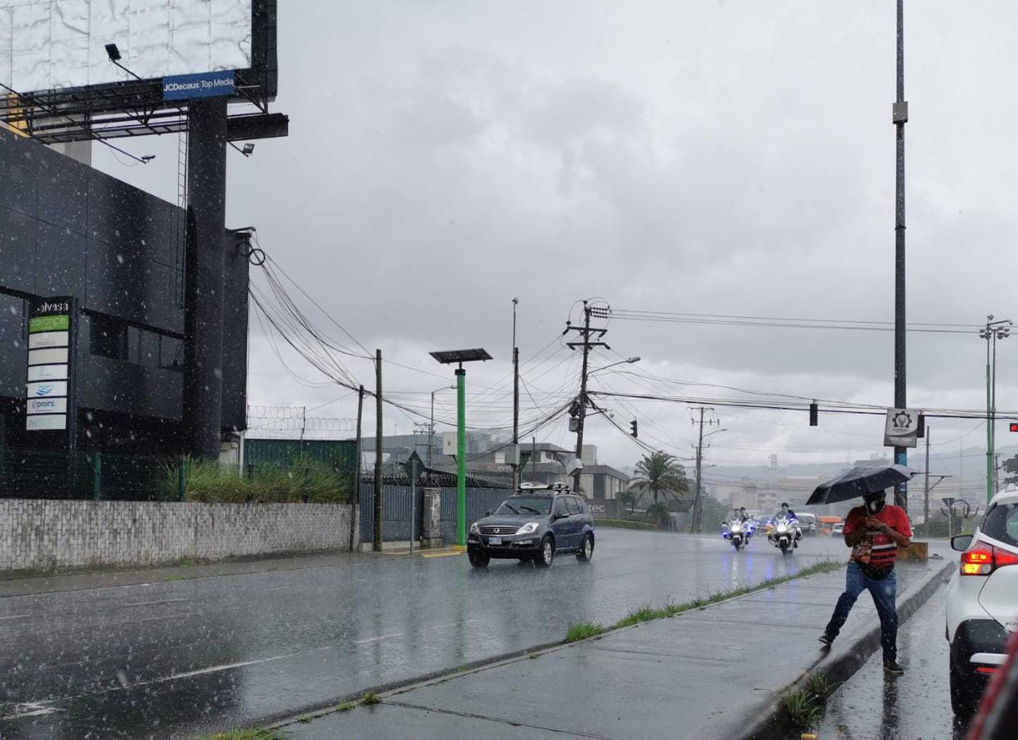 La influencia de la séptima onda tropical de la temporada deja lluvias entre moderadas y fuertes en gran parte del territorio este lunes. Foto: Reiner Montero.