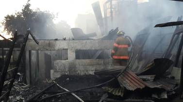Incendio destruye tres casas y daña otras dos en San Sebastián