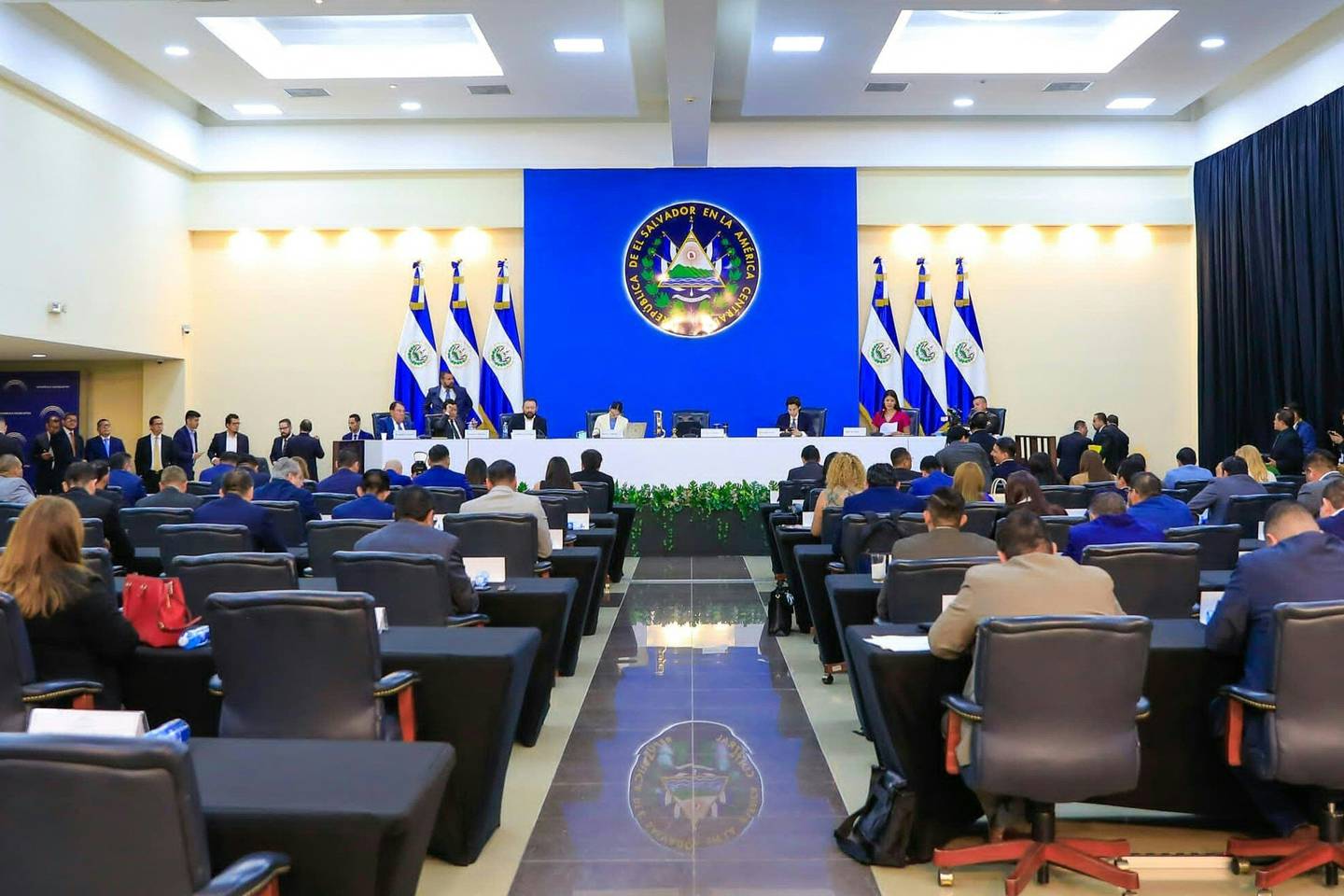La Asamblea Legislativa de El Salvador aprobó una polémica reforma que permite cambios en la Constitución con los votos de 66 de los 84 diputados del Congreso unicameral.