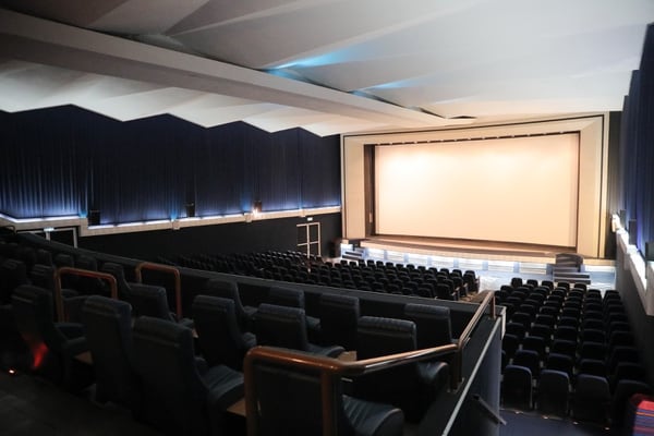 El Cine Magaly se renovó en el 2017 con una nueva pantalla y la instalación de 180 páneles solares. El cine opera en un 90% con energía limpia. foto Jeffrey Zamora/Archivo