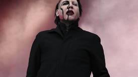 Marilyn Manson niega acusaciones mientras una actriz porno dice que él fantaseaba con quemarla viva