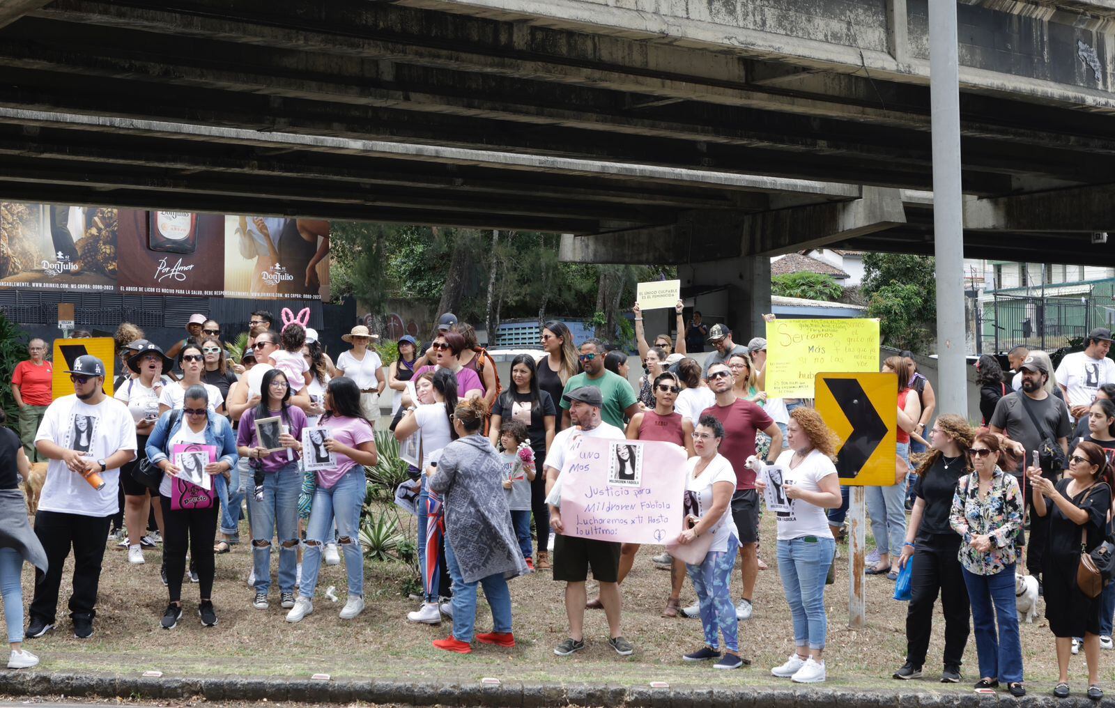 Decenas de personas se unieron en la Fuente de la Hispanidad, en San Pedro, para alzar la voz por Kimberly Araya y solicitar que se detenga la violencia machista. Foto: Mayela López