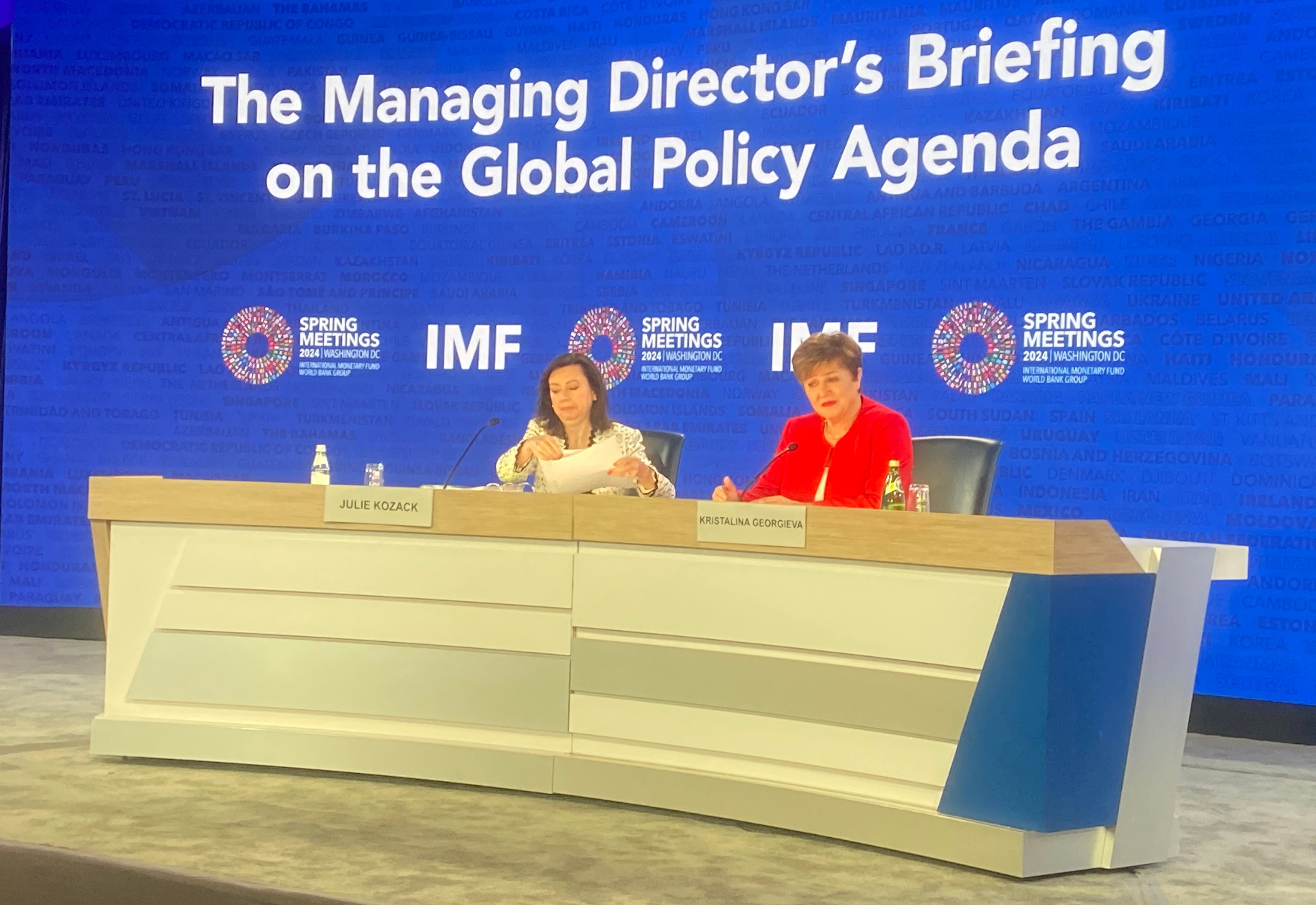La directora gerente del FMI, Kristalina Georgieva (derecha), enfatizó este 18 de abril en la necesidad de que los países mantengan la disciplina fiscal mientras reconstruyen el margen de maniobra para enfrentar eventuales crisis. A lo largo de esta semana se celebran las reuniones de Primavera del FMI y el Banco Mundial, en Washington D. C.